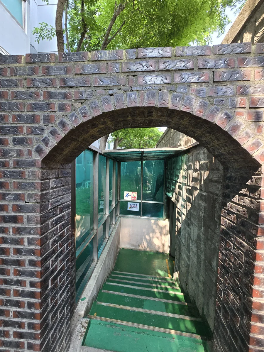 계단실 렉산 채광창 측면
